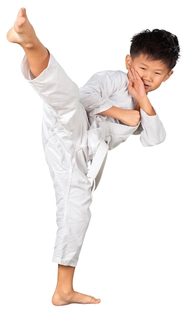 Asiatique petit garçon de karaté en kimono blanc sur fond
