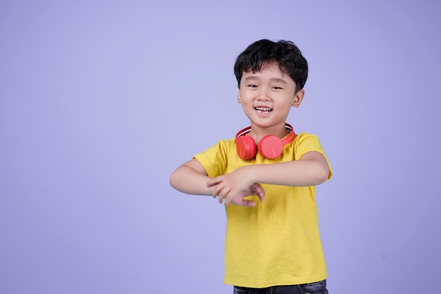 Asiatique petit garçon mignon beau avec casque, écouter de la musique