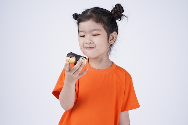 Asiatique petite fille mignonne manger gros beignet