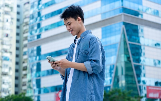 Un Asiatique qui marche dans la rue.