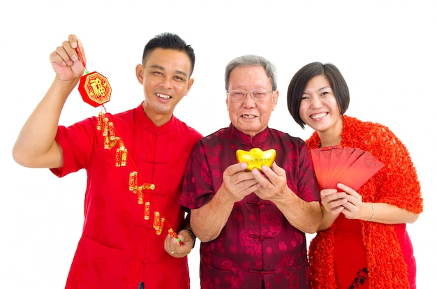 Asiatique senior homme et enfants célébrant le nouvel an chinois