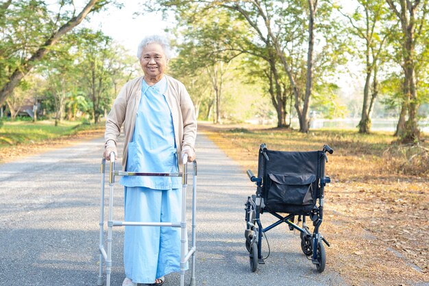 Asiatique Senior Ou Vieille Dame âgée Utiliser Marcheur Avec Une Bonne Santé Tout En Marchant Au Parc En Heureux