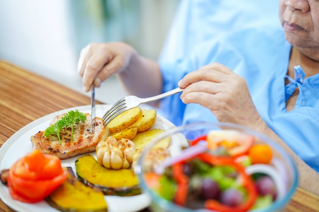 Asiatique senior vieille femme patiente manger petit déjeuner des aliments sains à l&#39;hôpital