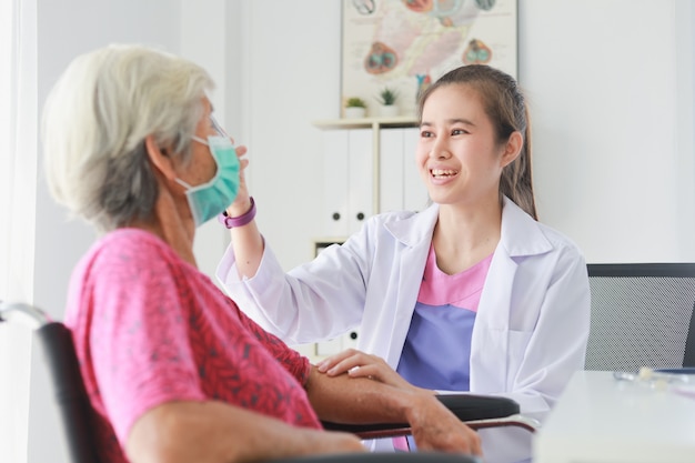 Asiatique, vieille patiente, femme, parler, docteur médical, femmes, dans, clinique, bureau, hôpital