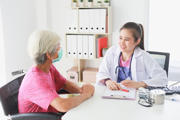 Asiatique, vieille patiente, femme, parler, docteur médical, femmes, dans, clinique, bureau, hôpital