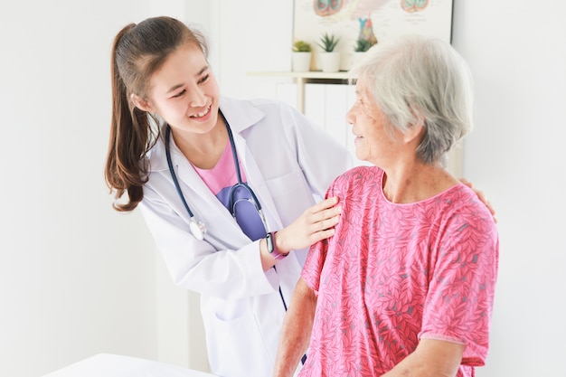 Asiatique, vieille patiente, femme, parler, docteur médical, femmes, dans, clinique, bureau, hôpital