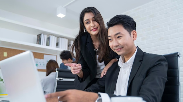 les asiatiques au bureau