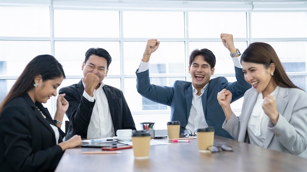 les asiatiques au bureau