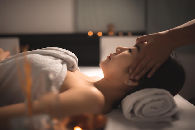 Asiatiques belle femme sommeil spa et massage relaxantTemps de détente après avoir été fatigué du travail acharnéThaïlandais