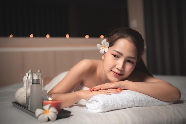 Asiatiques belle femme sommeil spa et massage relaxantTemps de détente après avoir été fatigué du travail acharnéThaïlandais