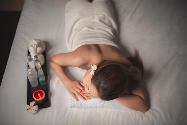 Asiatiques belle femme sommeil spa et massage relaxantTemps de détente après avoir été fatigué du travail acharnéThaïlandais