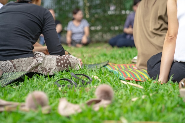 Des Asiatiques dans l'atelier de jardin et ont agi ensemble