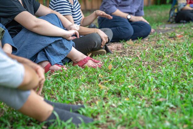 Des Asiatiques dans l'atelier de jardin et ont agi ensemble