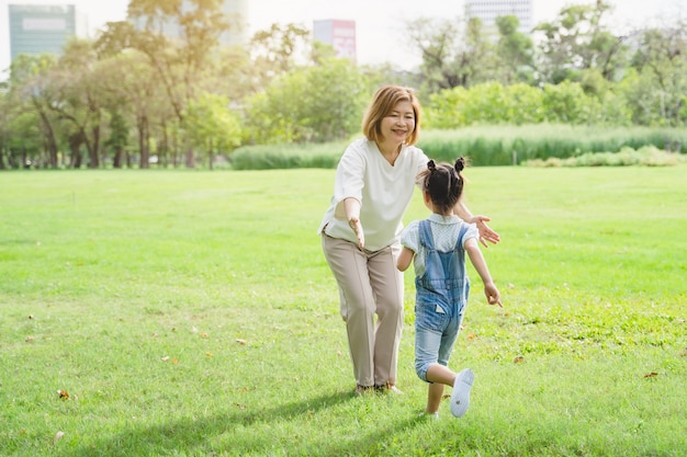 Photo asiatiques, grand-mère, et, petits-enfants, avoir, heureux, temps, ensemble, dans, parc