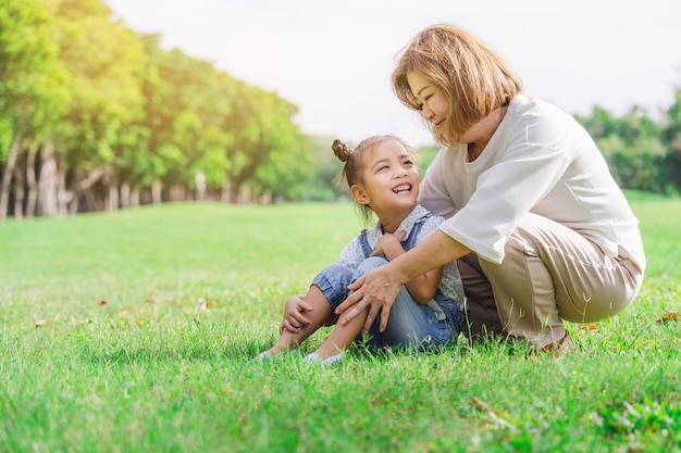 Asiatiques, grand-mère, et, petits-enfants, avoir, heureux, temps, ensemble, dans, parc