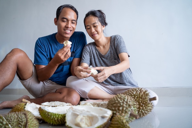 Les asiatiques mangent durian