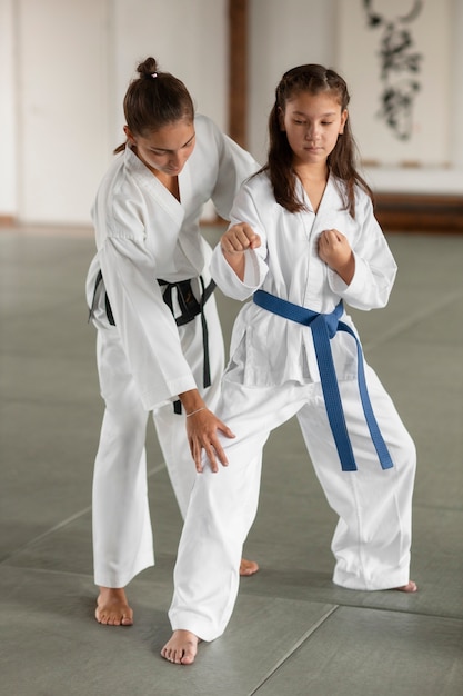 Des Asiatiques qui pratiquent le taekwondo.