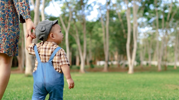 Asie bambin garçon enfant jouant en plein air