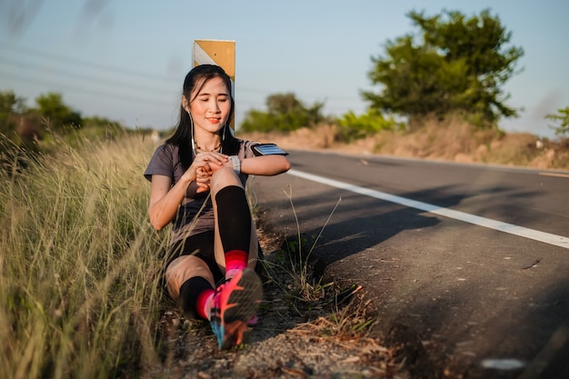 Asie belle femme dans le sport ware exercice et échauffement pour la course