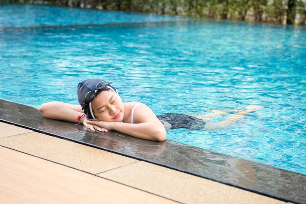 Asie belle femme détente au bord de la piscine