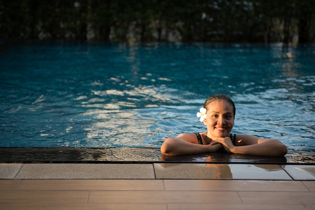 Asie belle femme détente au bord de la piscine