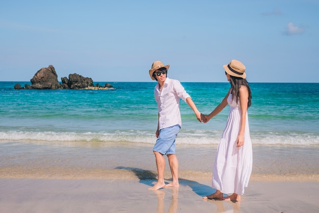 Asie couple voyageur heureux sur la plage pendant les vacances.