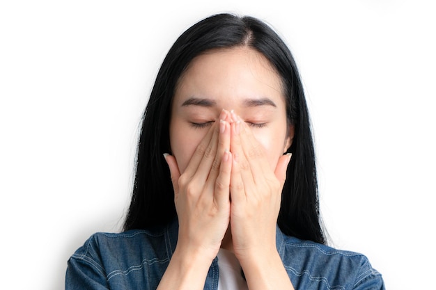 Photo asie femme ayant des maux de tête et se sentant mal et touchant ses visages sur fond blanc