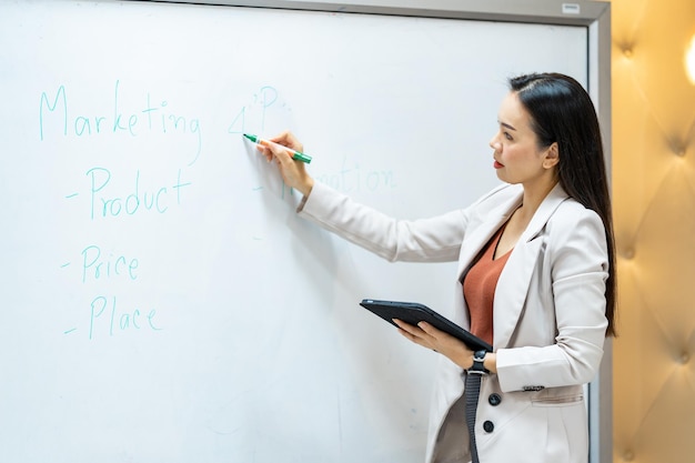 Asie, femme, enseignant, debout, devant, classe, de, université