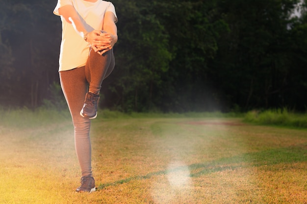 Asie femme intelligente faire de l&#39;exercice et de la méditation dans le jardin avec relax, heureux.