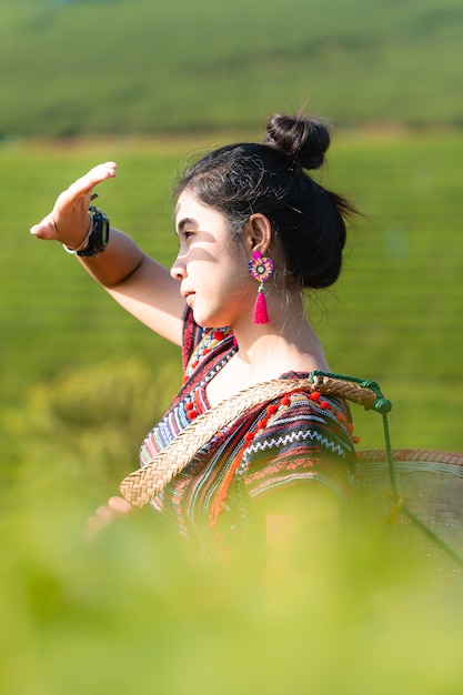 Asie femme portant un costume de tribu des collines portant un panier de légumes fermier asiatique