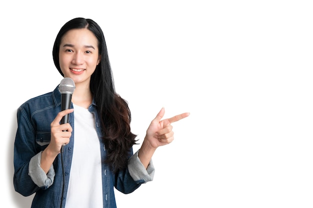 Asie femme tenant un microphone avec espace de copie sur fond blanc