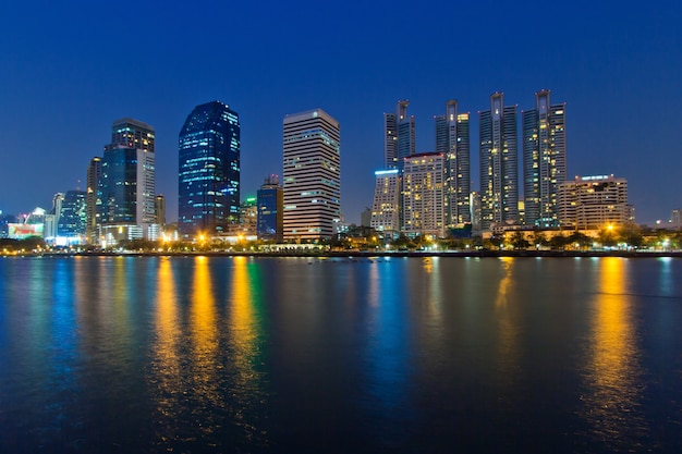 Asoke bâtiments modernes de l&#39;horizon de la ville de Bangkok, Thaïlande.