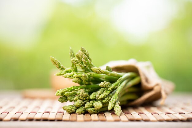 L'asperge est un légume vert et droit L'asperge verte fraîche est croustillante pour cuire sur une table en bois avec du sel