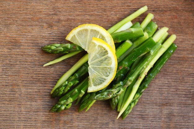 Asperges au citron sur table en bois