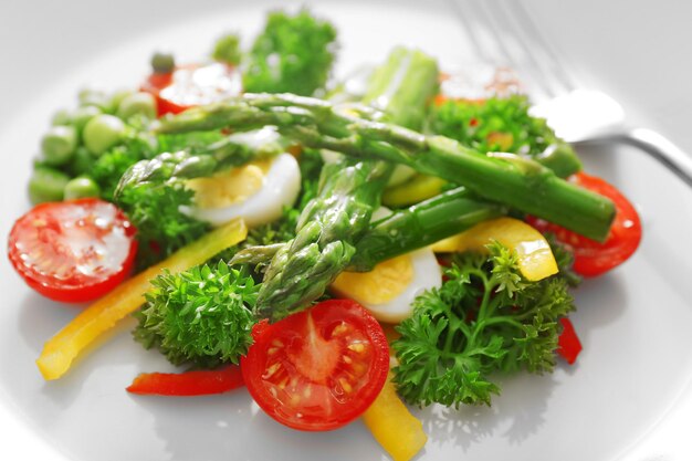 Asperges aux légumes sur assiette