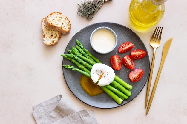 Asperges aux œufs pochés, tomates et sauce hollandaise Alimentation saine Plats végétariens