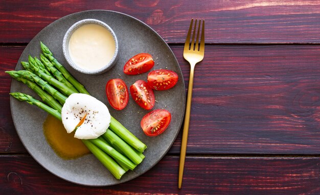 Asperges aux œufs pochés, tomates et sauce hollandaise Alimentation saine Plats végétariens