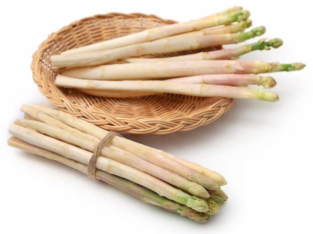 Asperges blanches allemandes fraîches et biologiques sur fond blanc