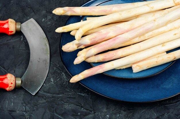 Des asperges blanches crues