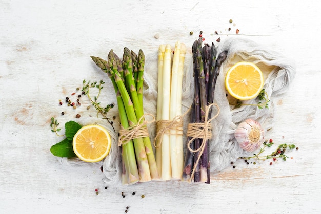 Asperges Brunch aux asperges biologiques crues Vue de dessus Espace libre pour votre texte