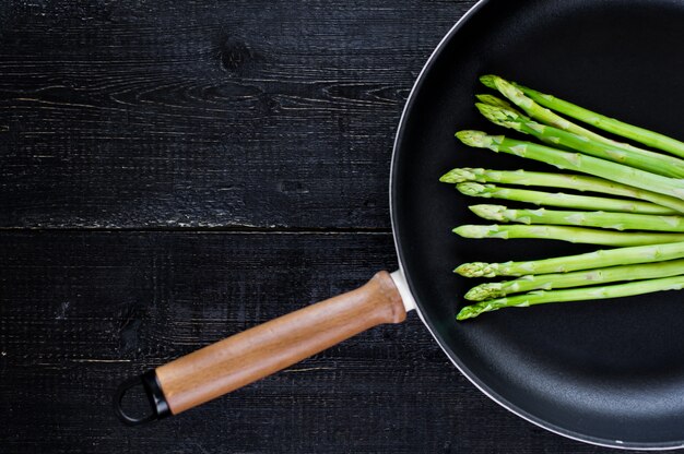 Asperges crues fraîches dans une casserole.