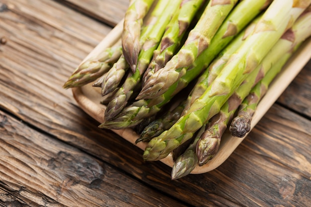 Asperges crues de printemps