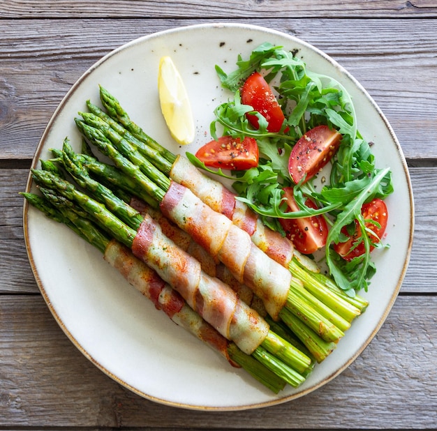 Asperges cuites au four avec bacon et salade de roquette et de tomates Alimentation saine