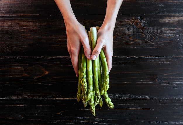 Asperges dans les mains