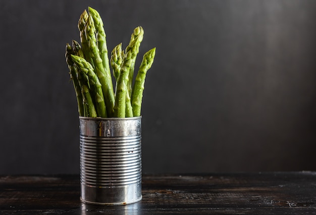 Asperges dans un pot de fer