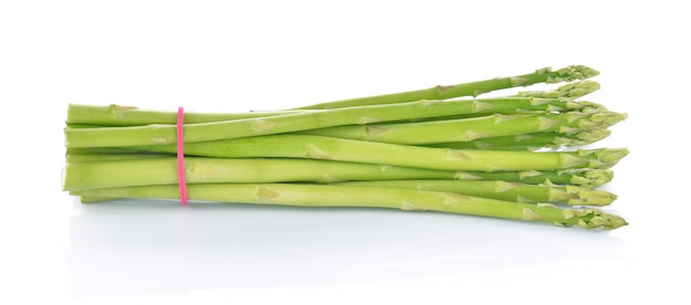 Asperges sur fond blanc