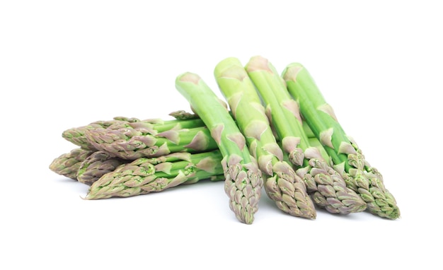 Des asperges sur fond blanc