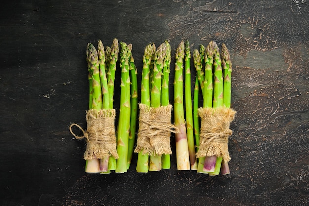 Asperges sur fond marron Asperges vertes Vue de dessus Espace libre pour votre texte