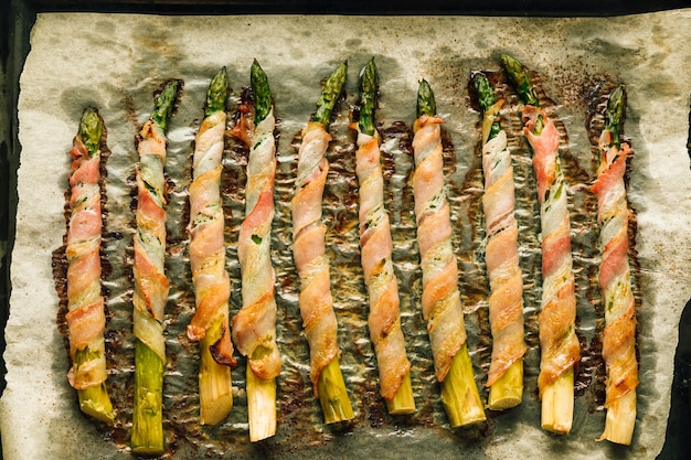 Asperges fraîchement cuites au four avec bacon