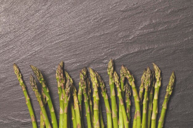 Asperges fraîches sur un fond d'ardoise rustique